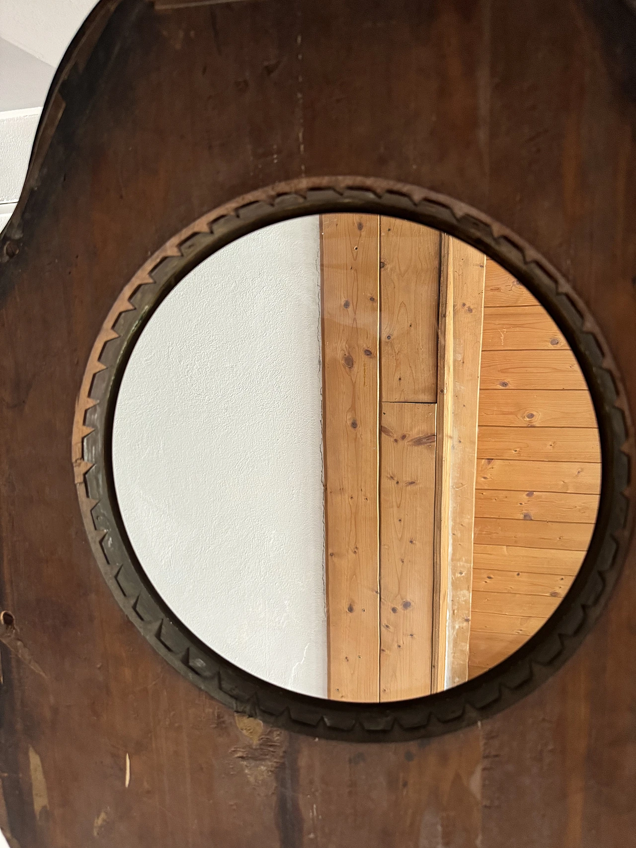 Elizabethan style wooden wall clock, early 20th century 12