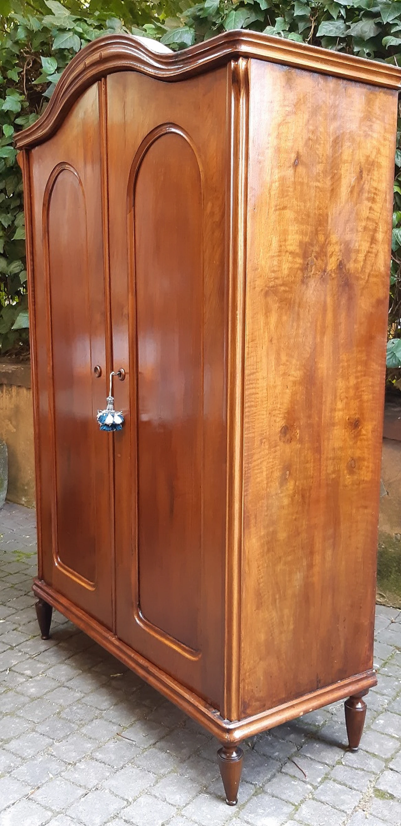 Austrian Biedermeier walnut paneled wardrobe, 19th century 4