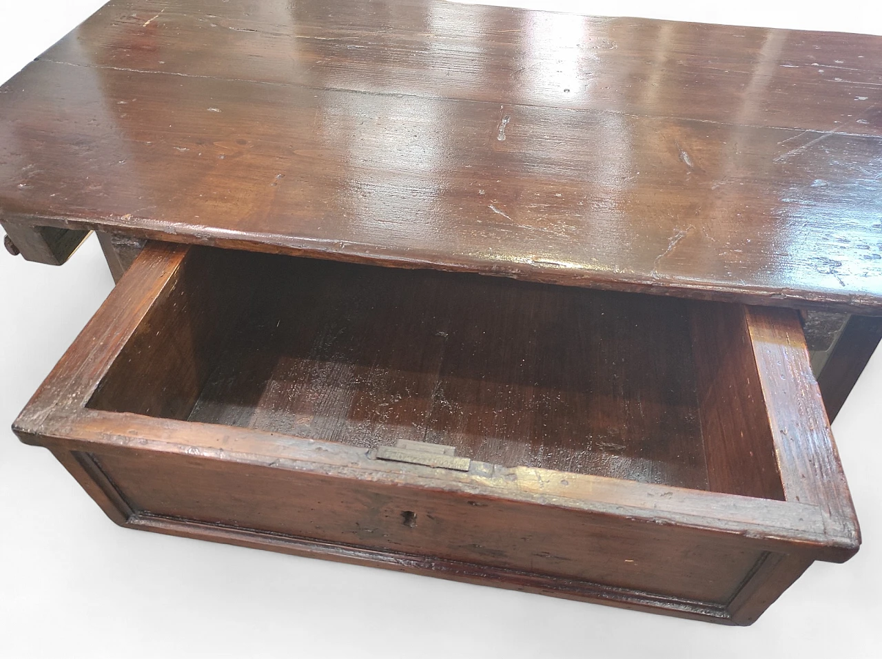 Extendable walnut table with drawers, 18th century 2