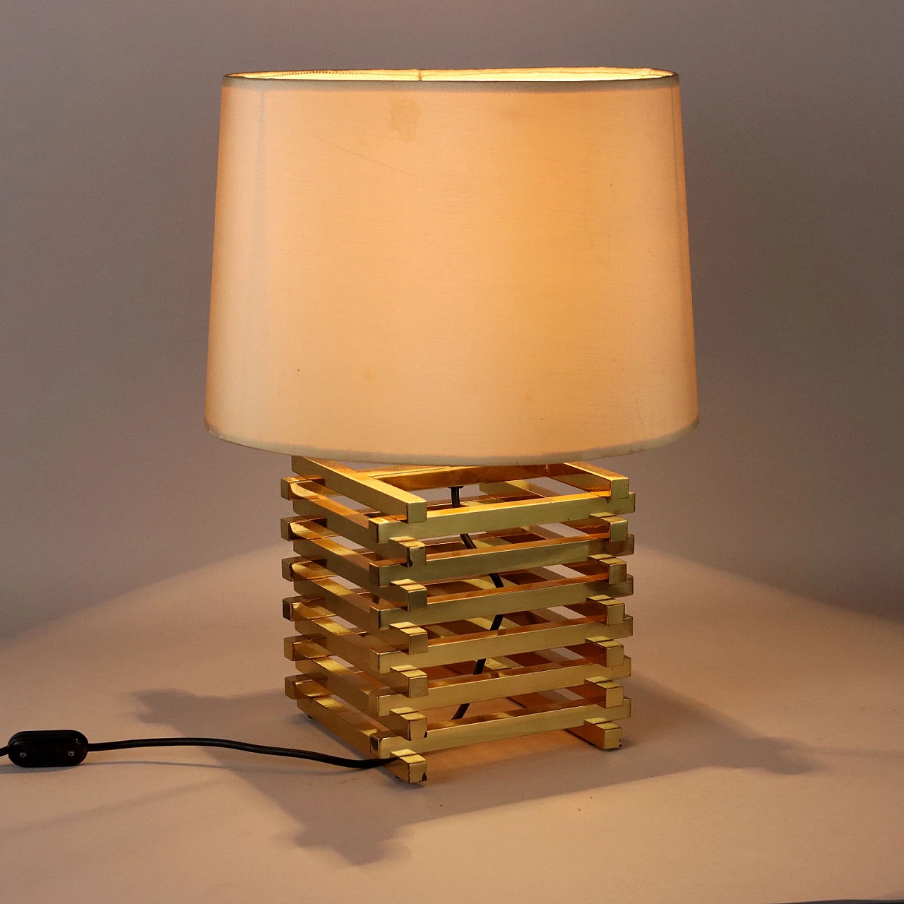 Lampada da tavolo con base quadrato in ottone, anni '80 1