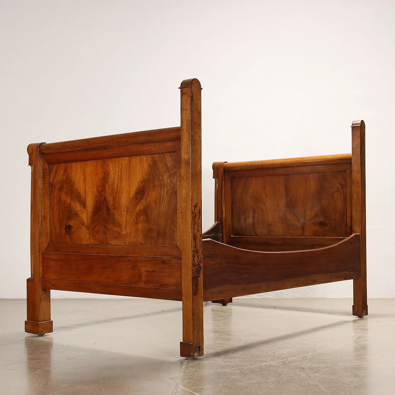 Empire bed in walnut and gilded bronze with plinth feet, 19th century 10