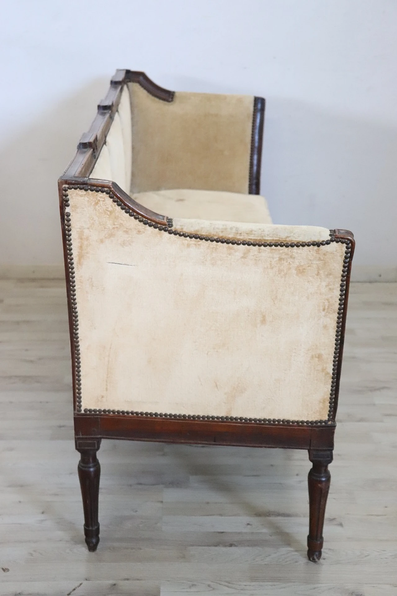 Walnut sofa with padded seat & velvet upholstery, 18th century 7