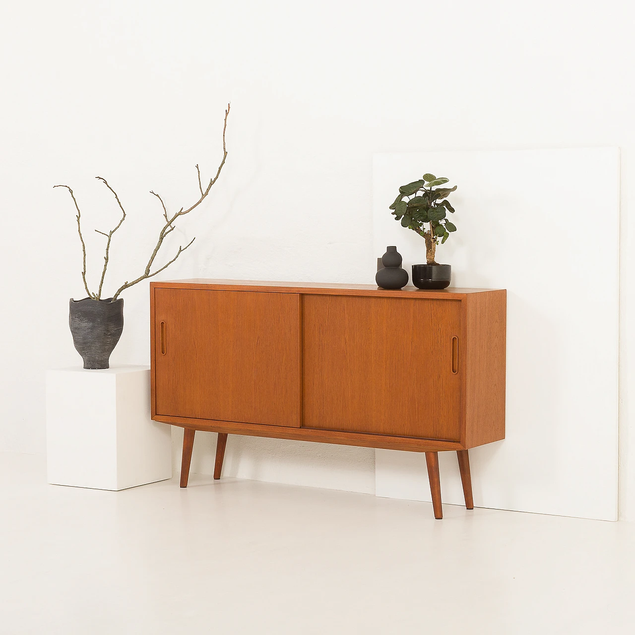 Teak sideboard by Hundevad, 1960s 4