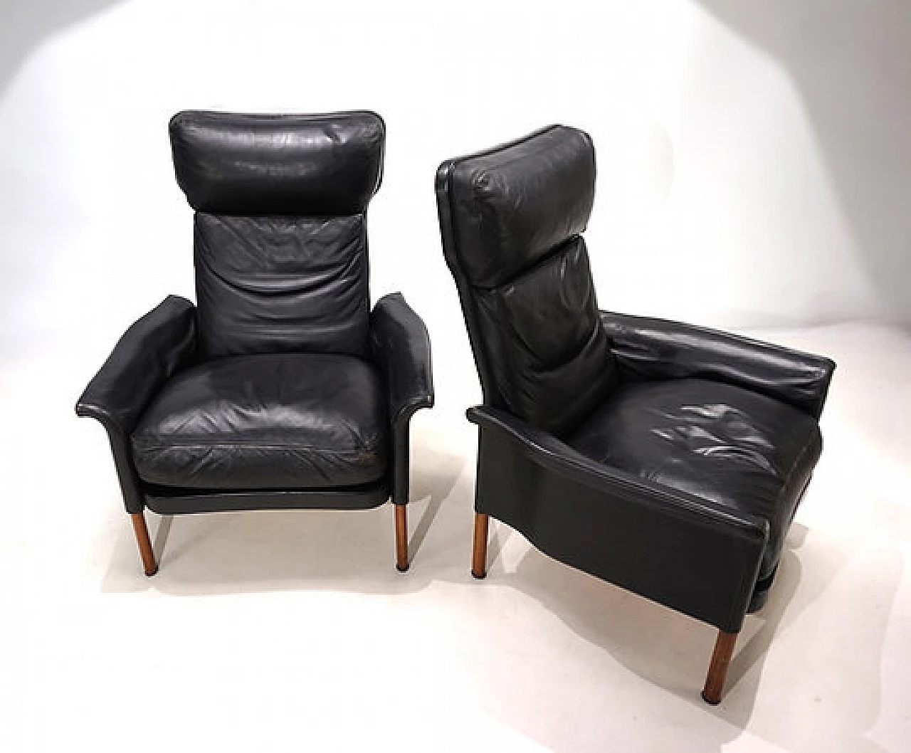 Pair of armchairs and pouf in wood and leather by Hans Olsen, 1960s 12