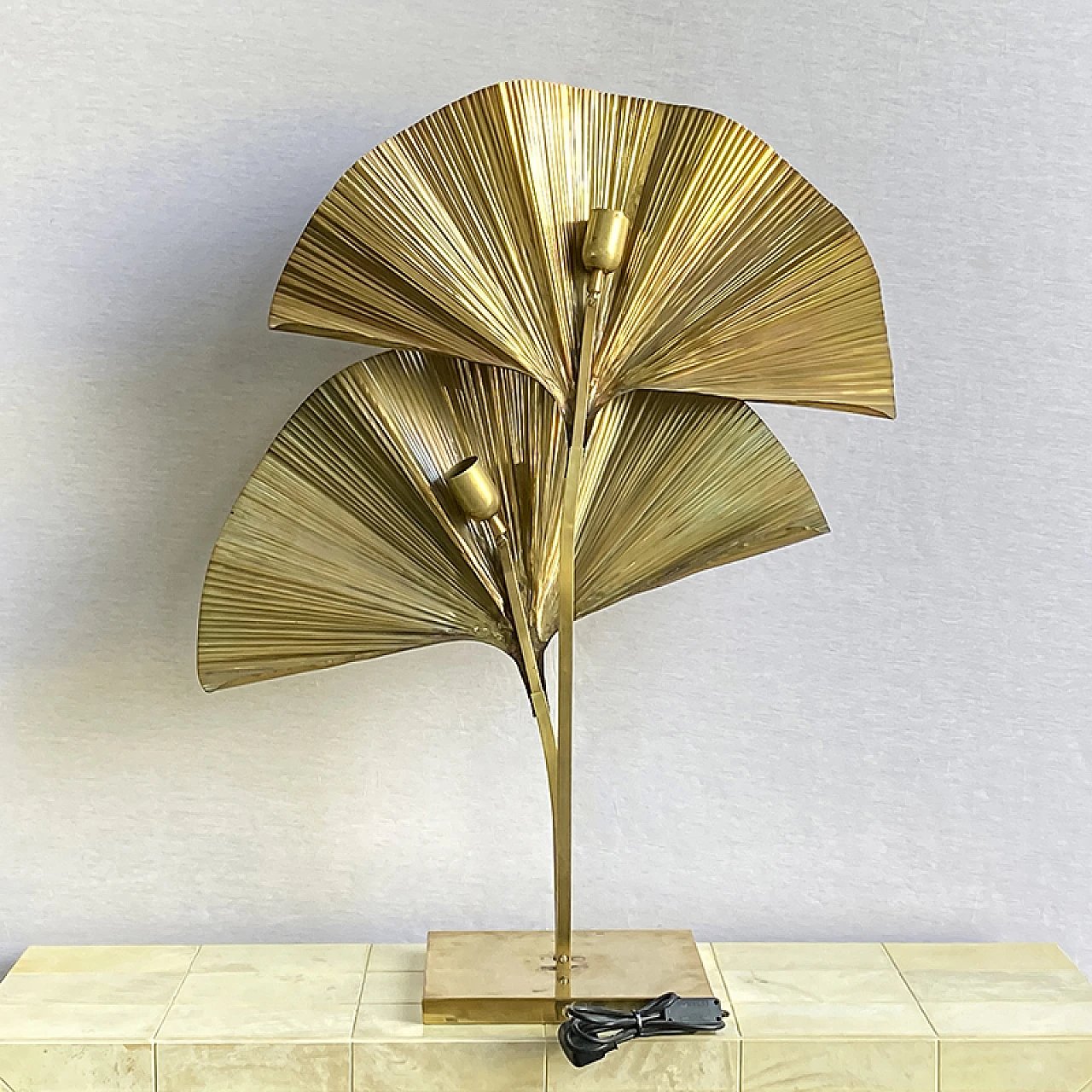 Brass table lamp with two adjsutable ginko leaves-shaped lights 7