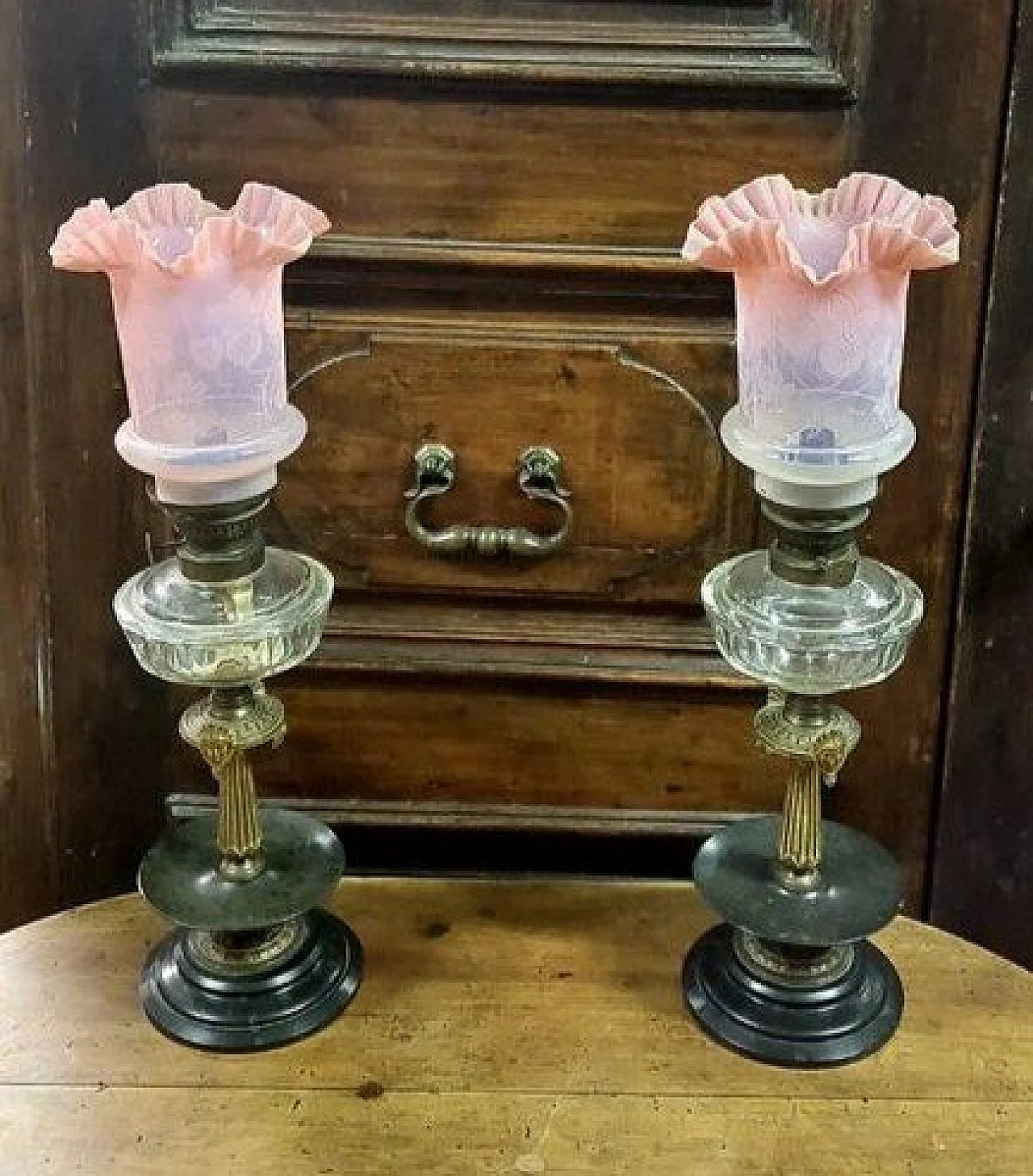 Pair of Napoleon III bronze, marble and glass oil lamps, 19th century 1