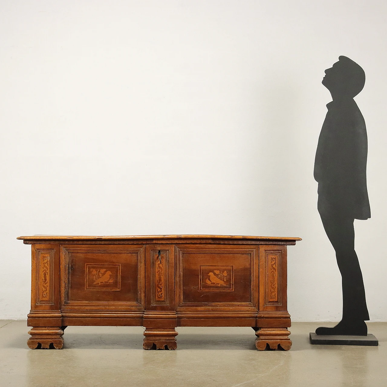 Walnut chest with carved bracket feet, 18th century 2