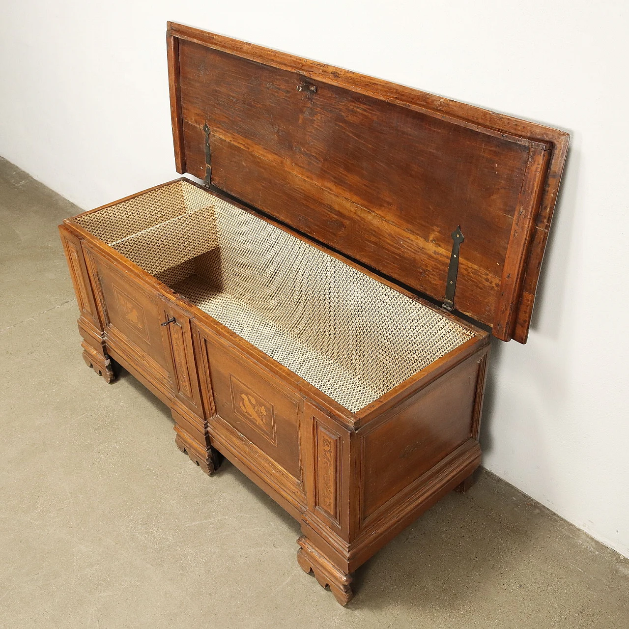 Walnut chest with carved bracket feet, 18th century 3