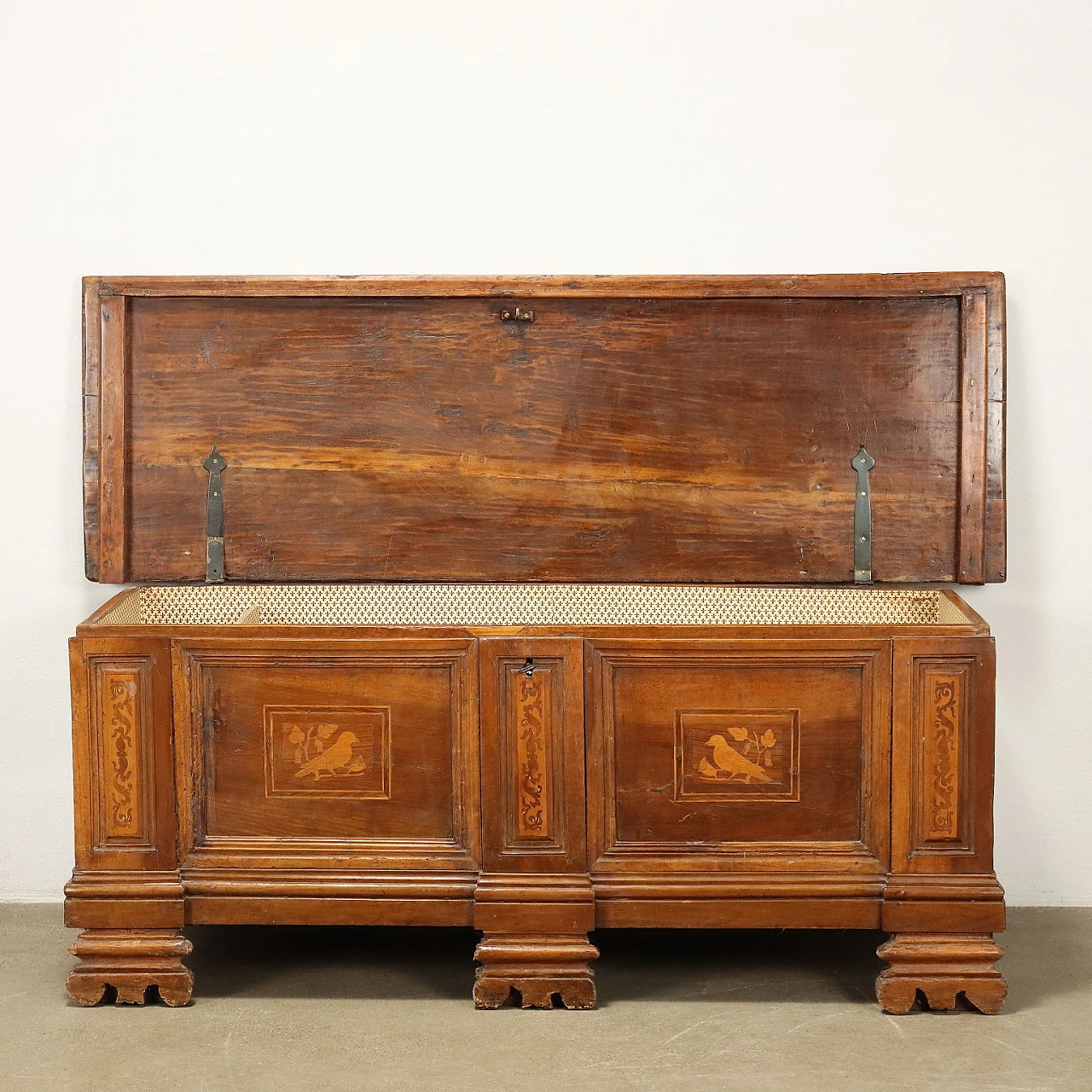 Walnut chest with carved bracket feet, 18th century 4