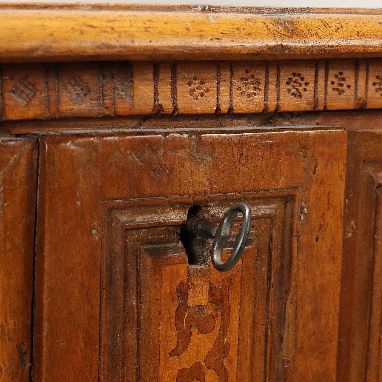 Walnut chest with carved bracket feet, 18th century 5