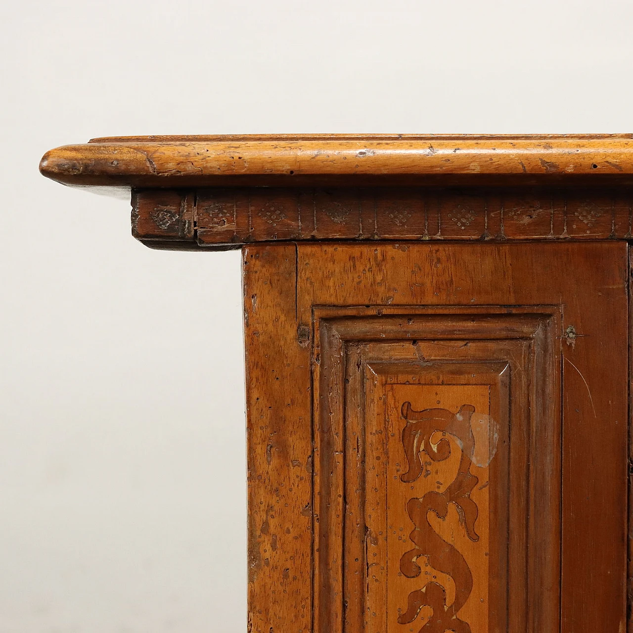 Walnut chest with carved bracket feet, 18th century 6