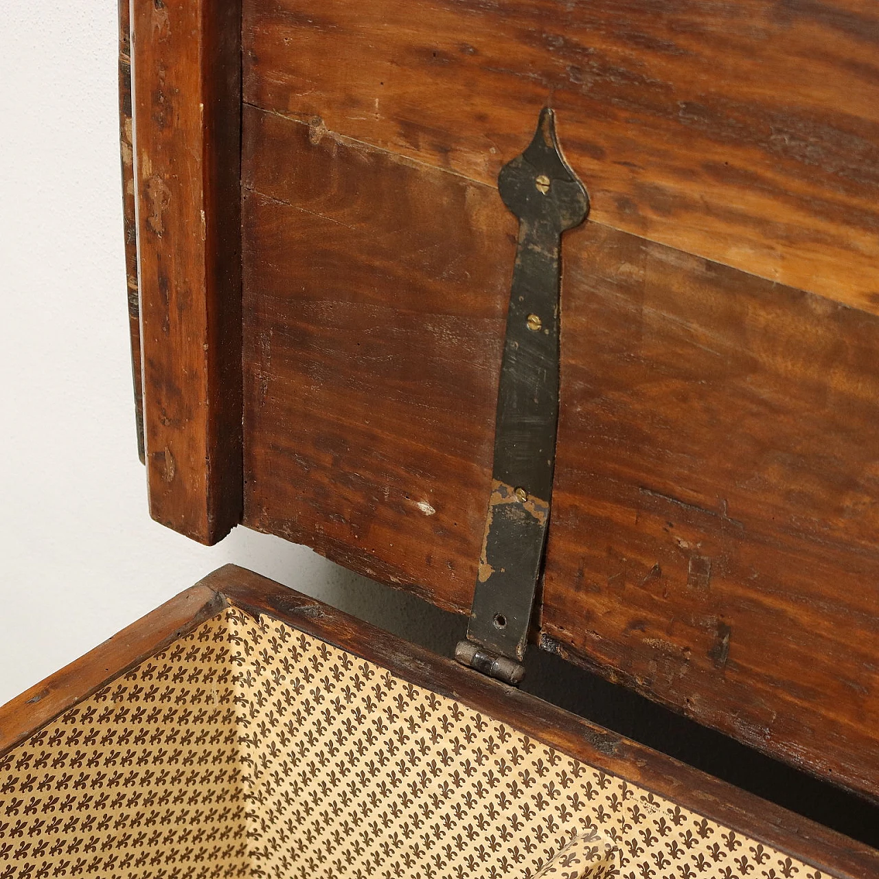 Walnut chest with carved bracket feet, 18th century 8