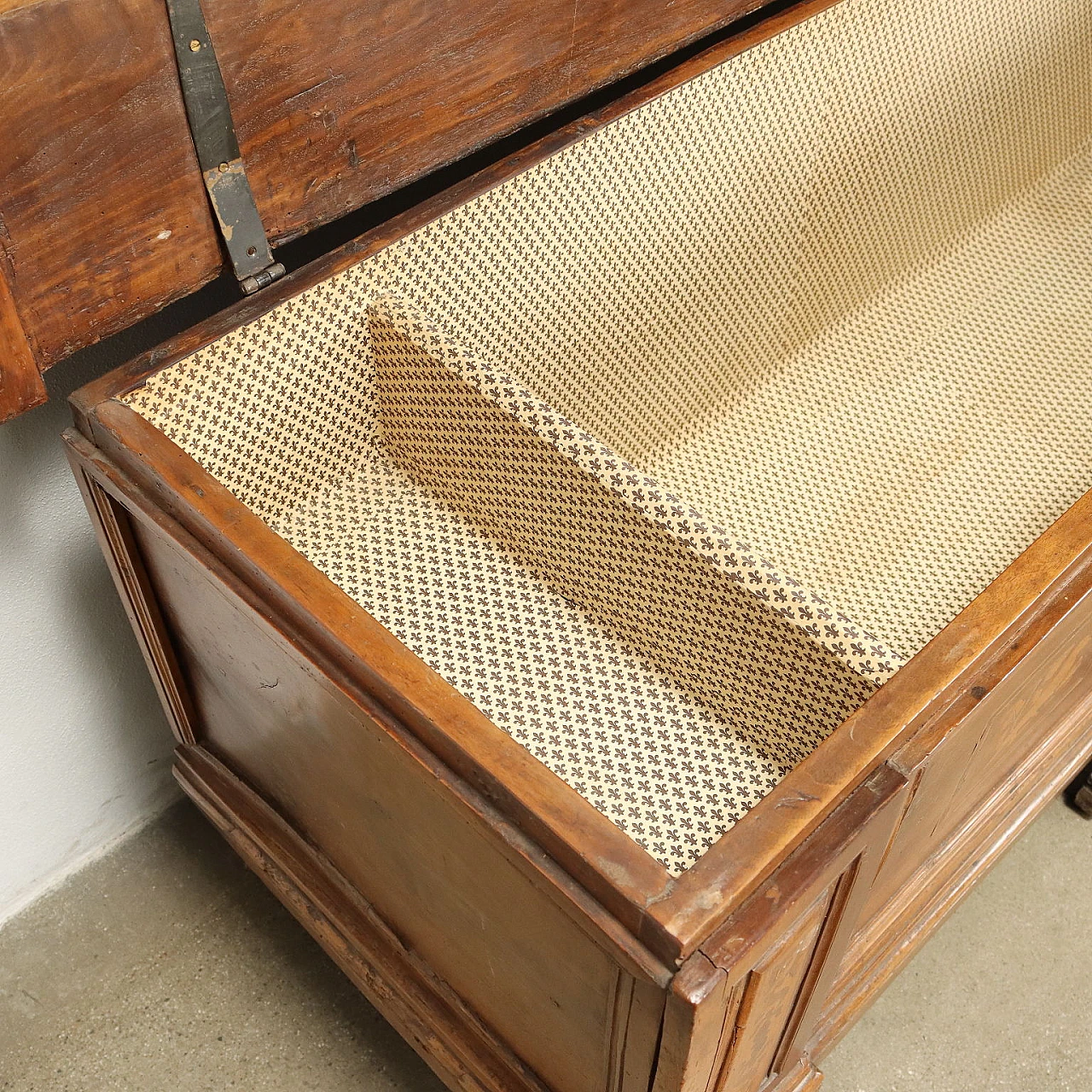 Walnut chest with carved bracket feet, 18th century 9