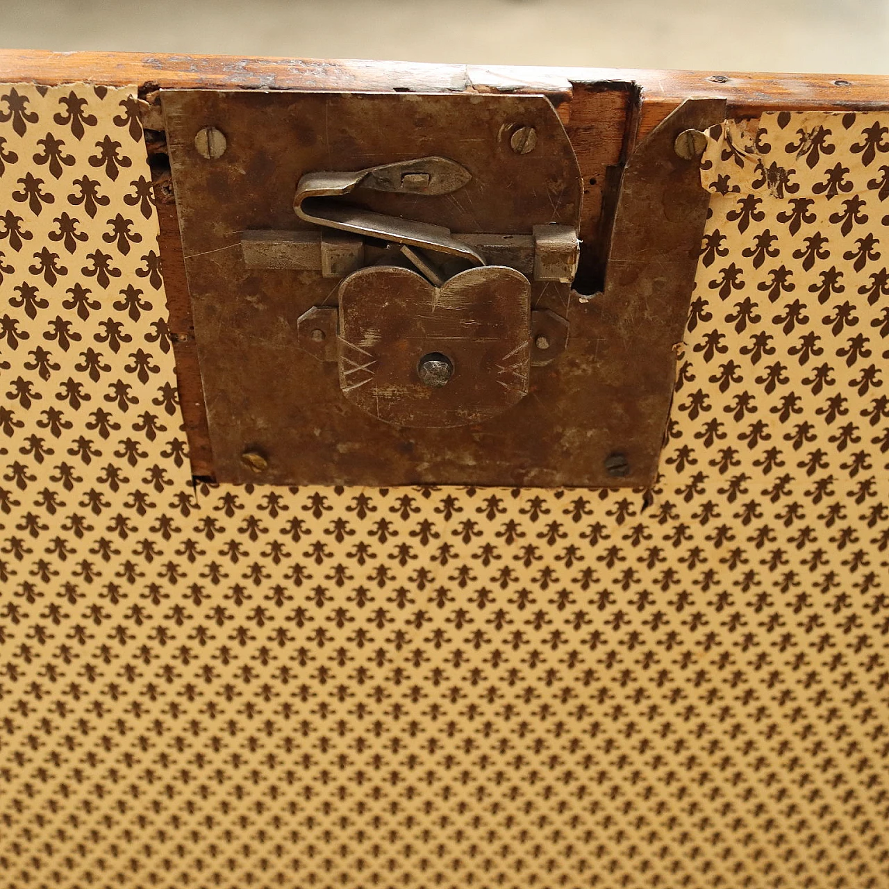 Walnut chest with carved bracket feet, 18th century 10