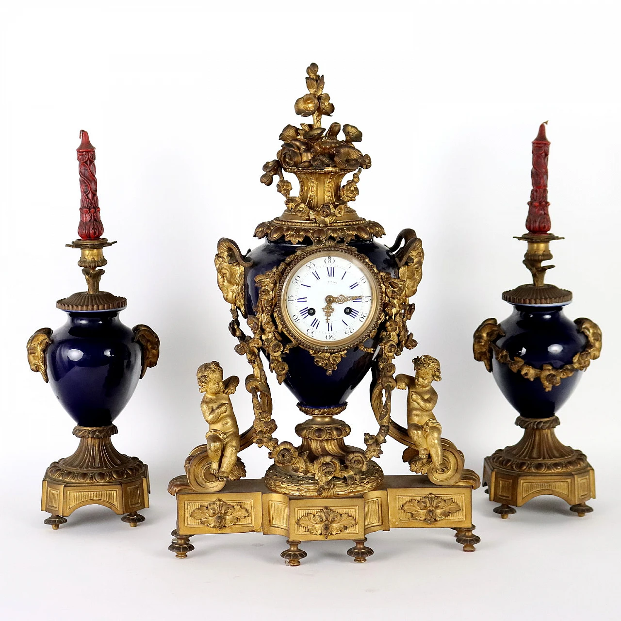 Trittico orologio e candelieri in porcellana blu e bronzo dorato, '800 1