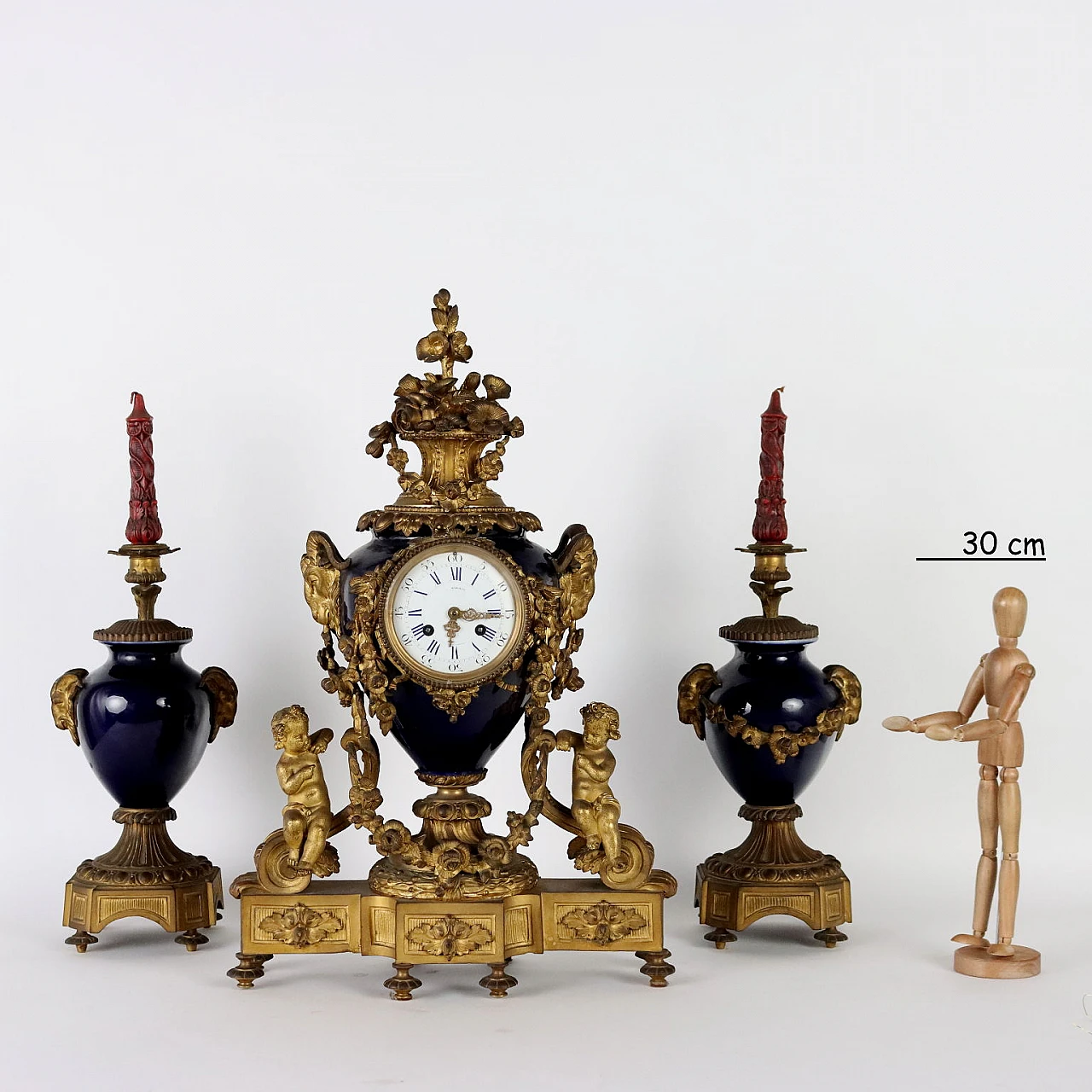 Trittico orologio e candelieri in porcellana blu e bronzo dorato, '800 2