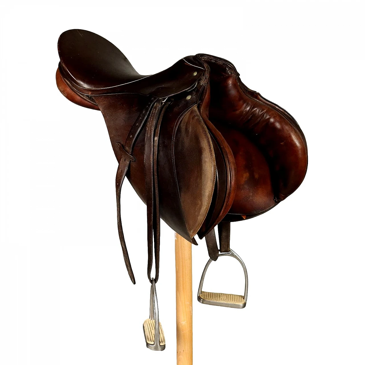 Riding saddle in leather by G. Passier & Sohn Hannover | intOndo