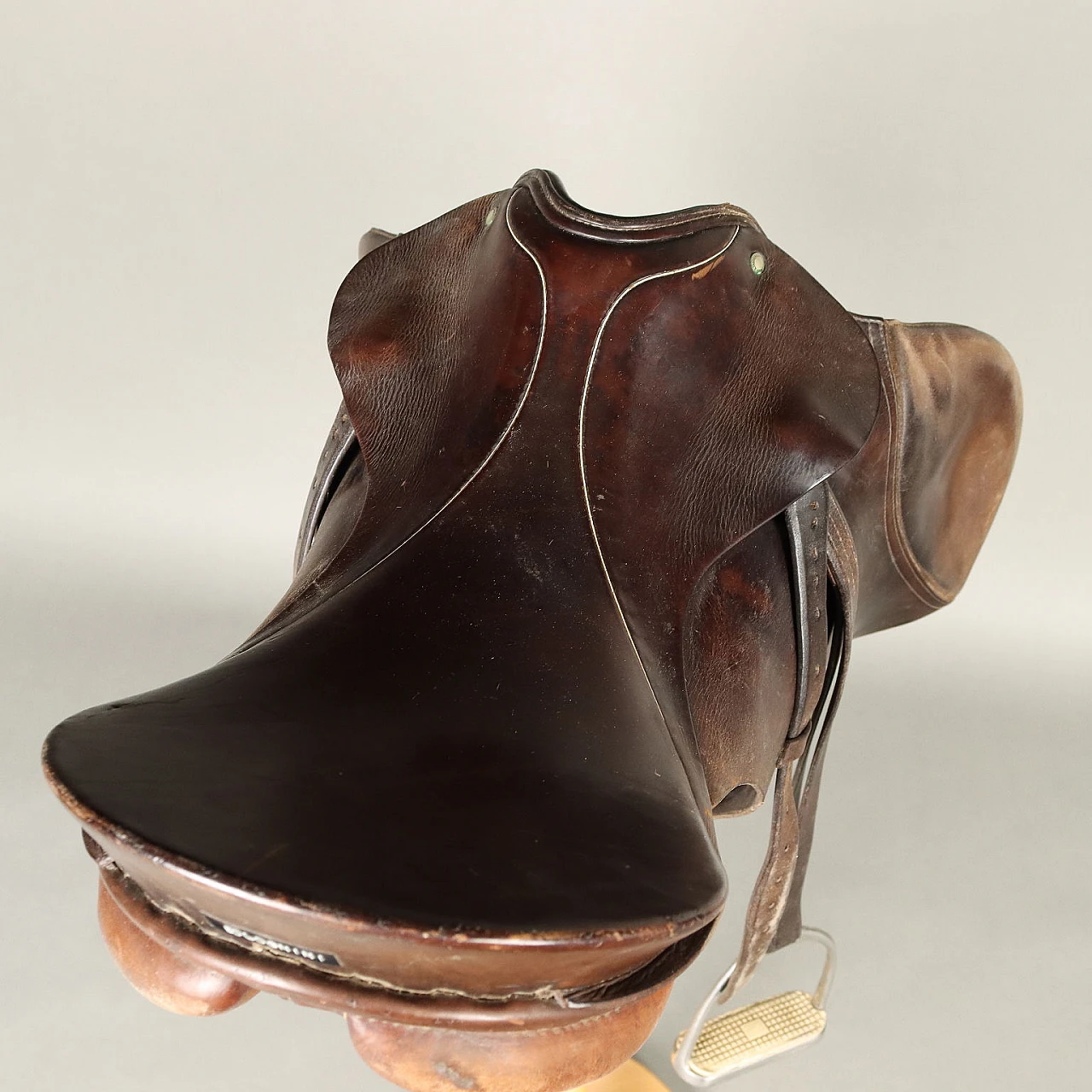 Riding saddle in leather by G. Passier & Sohn Hannover | intOndo