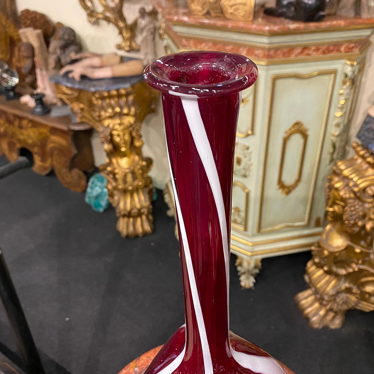 Vaso in vetro di Murano rosso e bianco di Carlo Moretti, anni '80 3