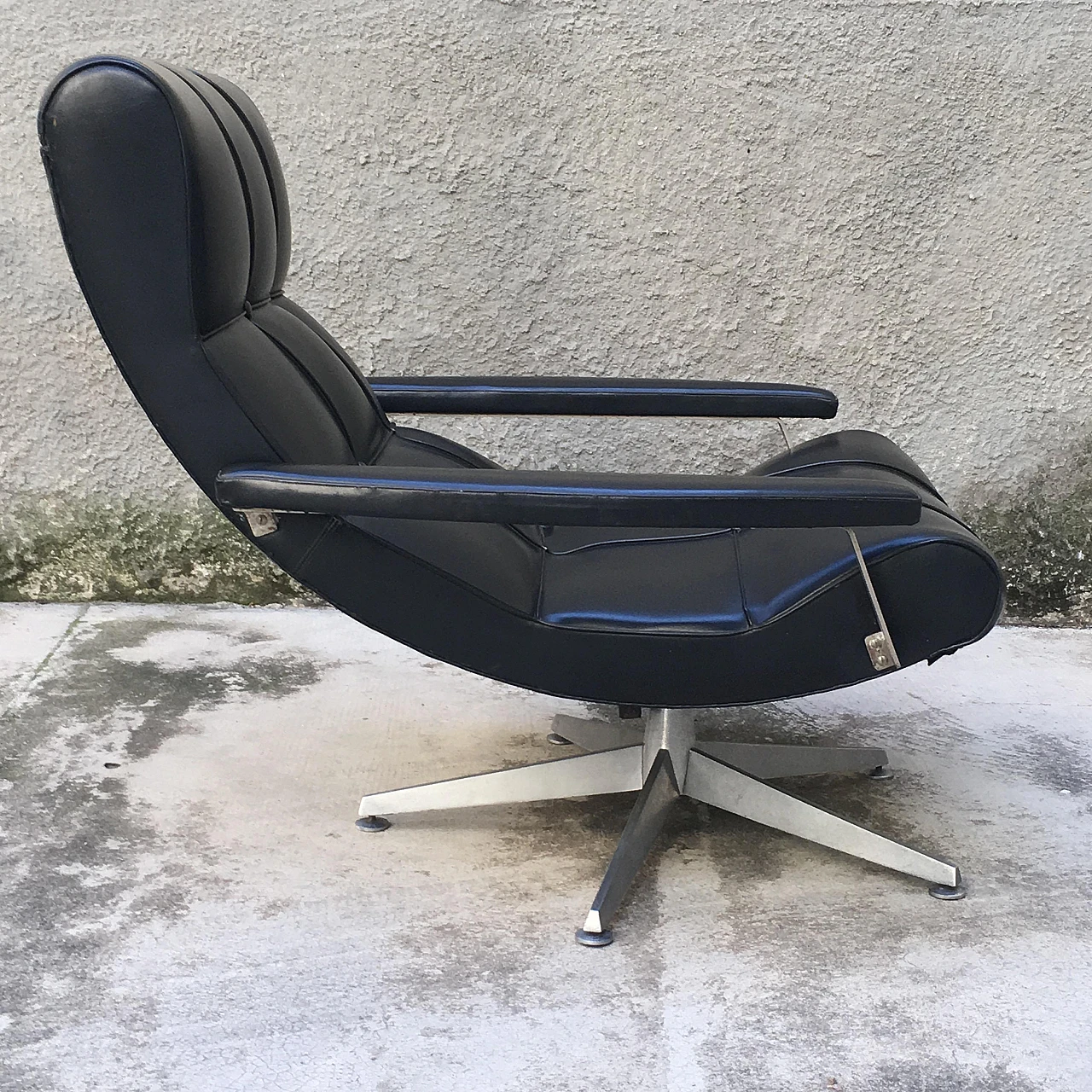 Swivel & adjustable vinyl lounge chair by Tecnosalotto, 1970s 2