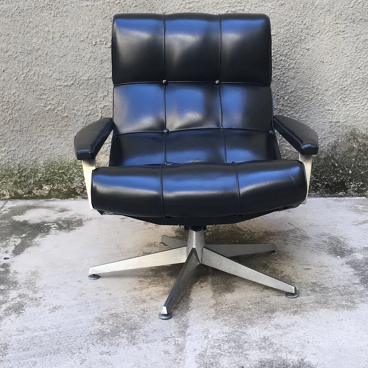 Swivel & adjustable vinyl lounge chair by Tecnosalotto, 1970s 3