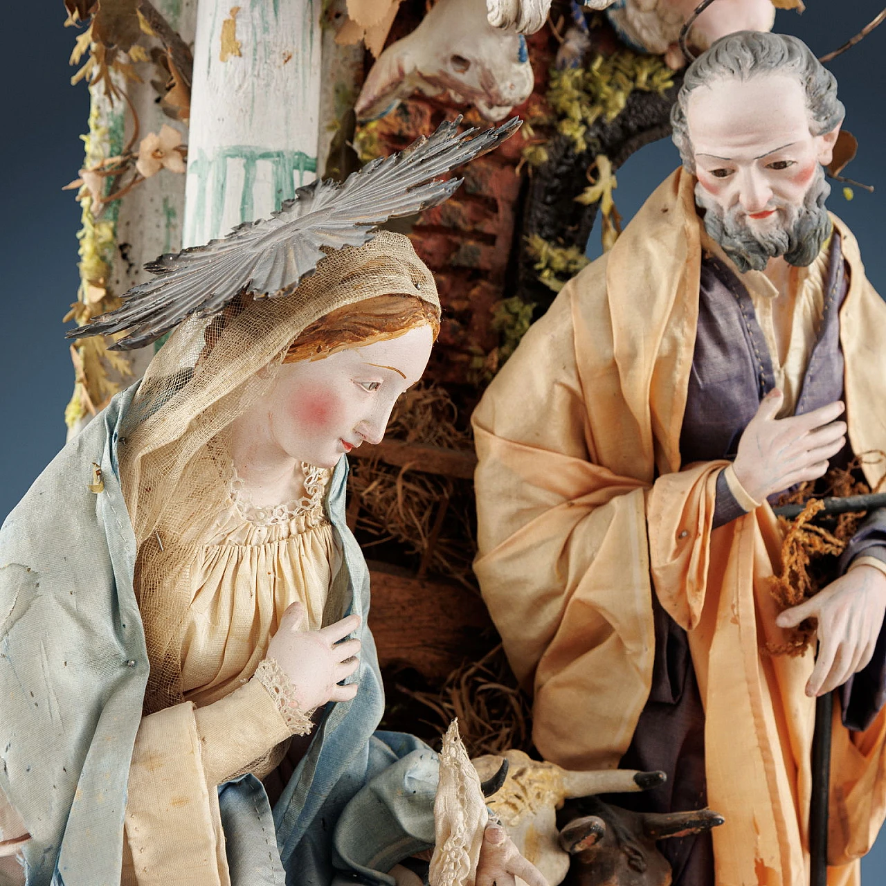 Presepe in teca Sacra Famiglia con bue ed asinello in legno e ceramica 2