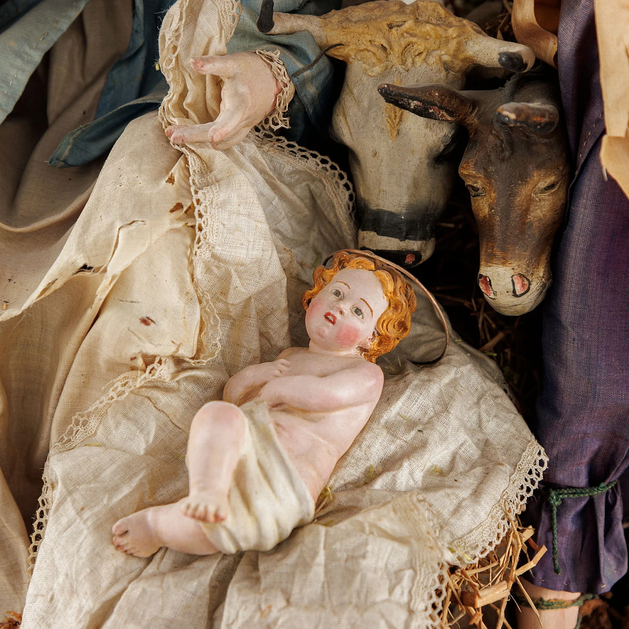 Presepe in teca Sacra Famiglia con bue ed asinello in legno e ceramica 4