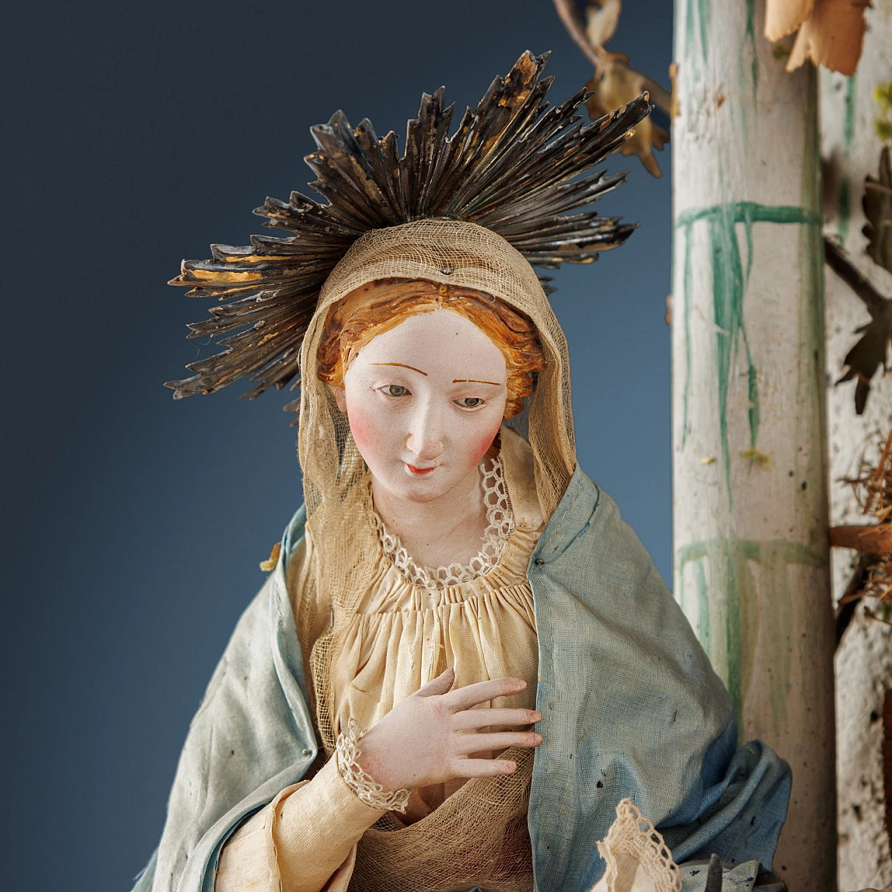 Presepe in teca Sacra Famiglia con bue ed asinello in legno e ceramica 5