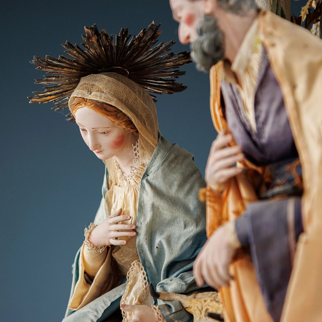 Presepe in teca Sacra Famiglia con bue ed asinello in legno e ceramica 7