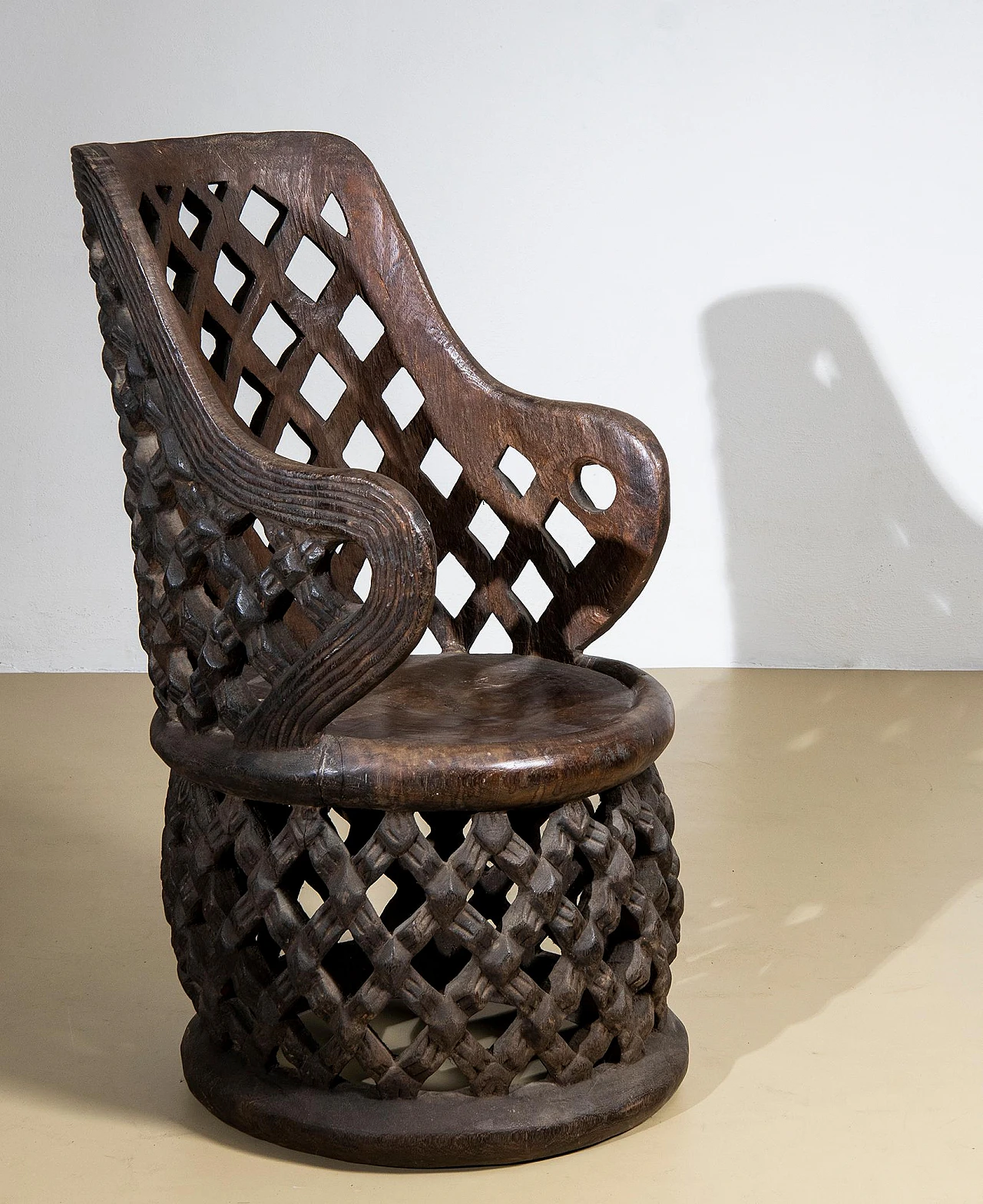 Pair of African carved wooden thrones of the Bamileké, 1980s 2