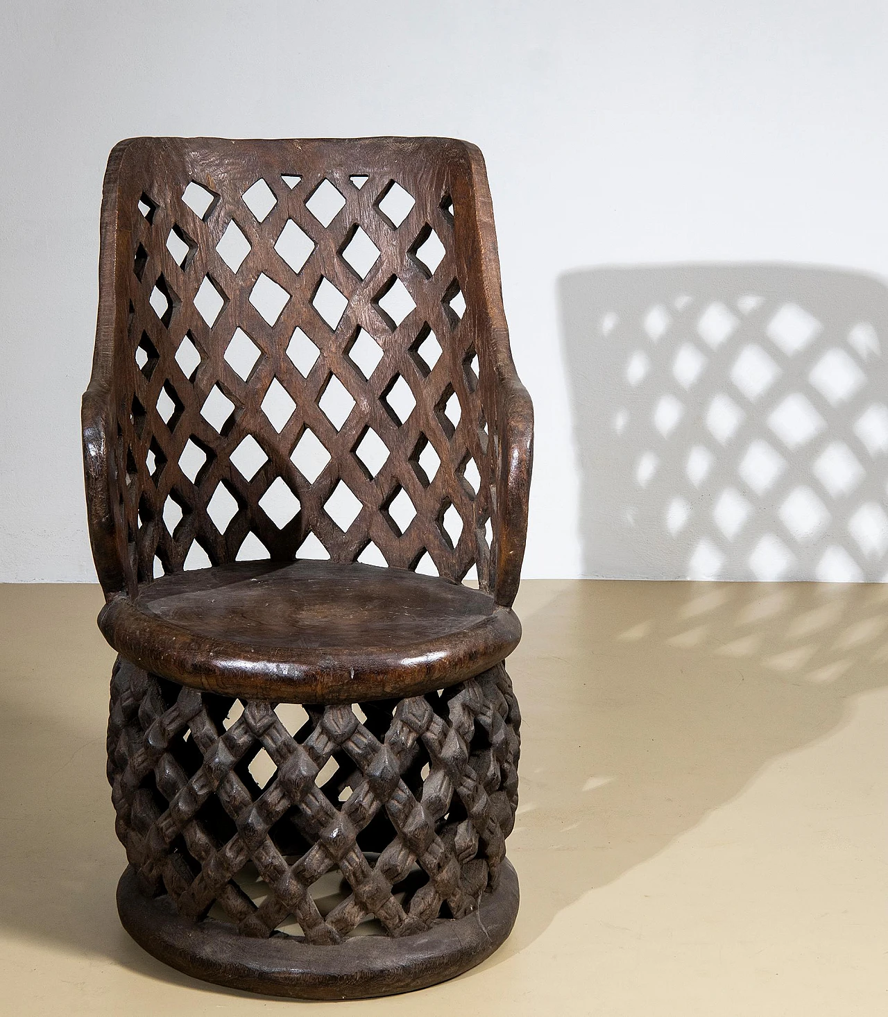 Pair of African carved wooden thrones of the Bamileké, 1980s 3