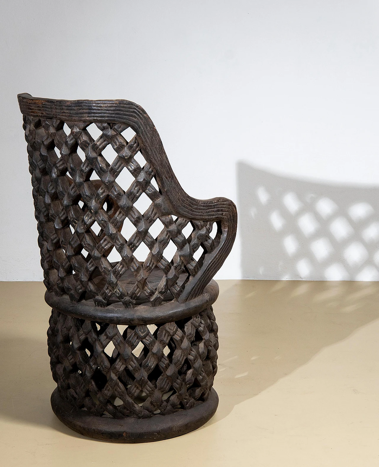 Pair of African carved wooden thrones of the Bamileké, 1980s 4