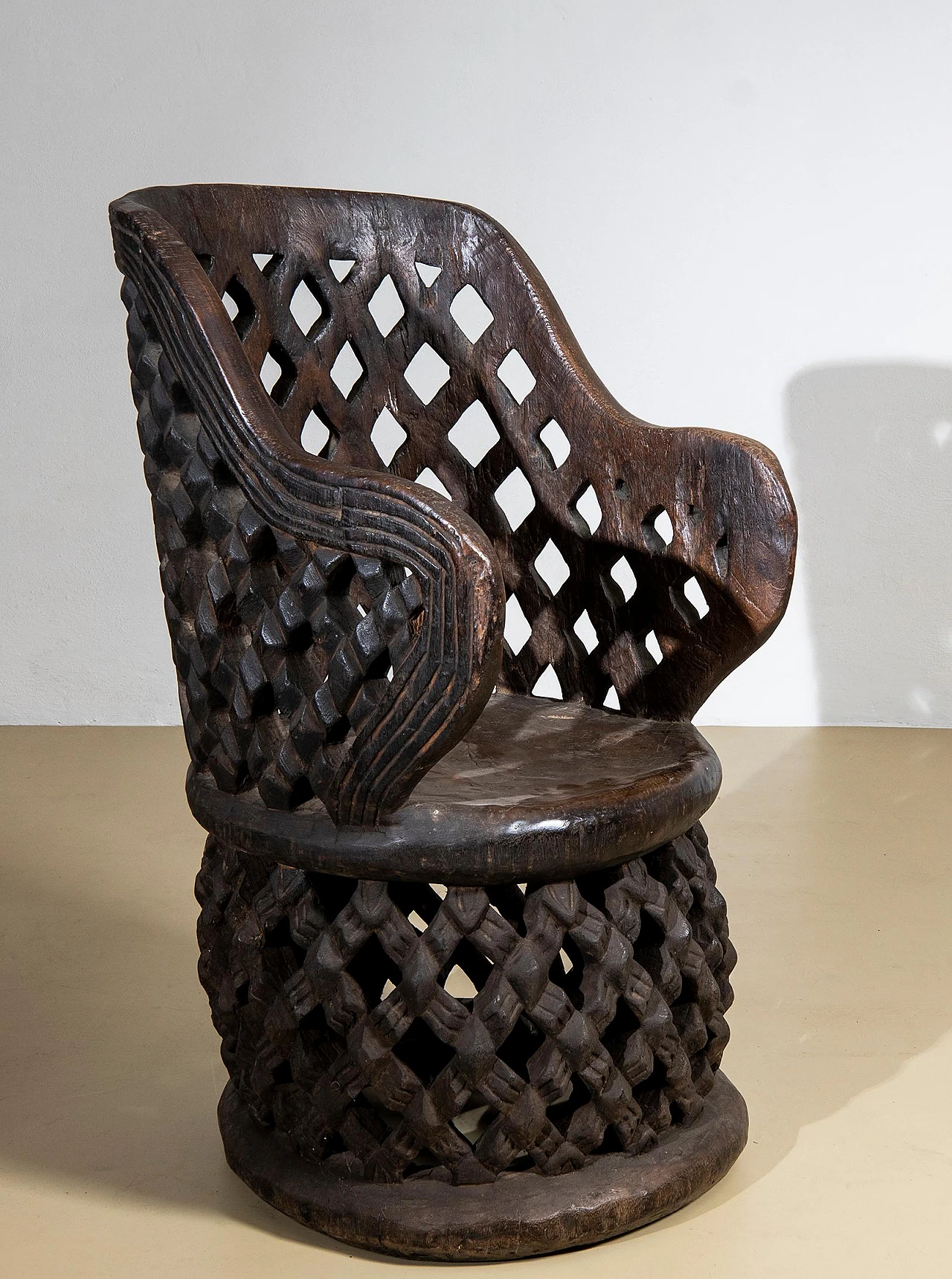 Pair of African carved wooden thrones of the Bamileké, 1980s 6