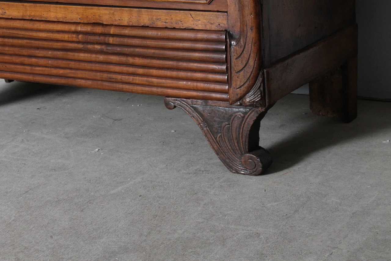 Piedmontese Charles X walnut commode, early 19th century 2