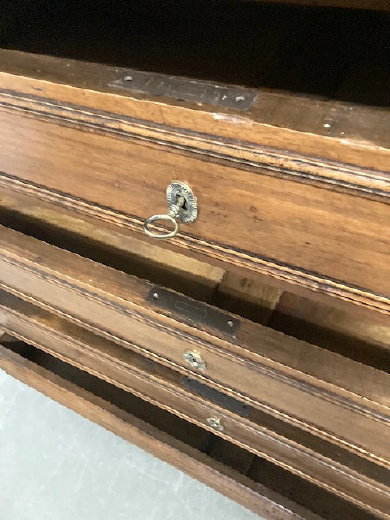 Piedmontese Charles X walnut commode, early 19th century 19