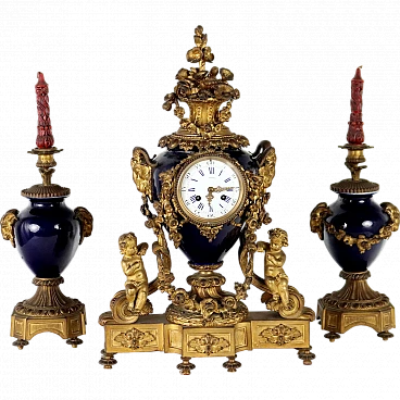 Trittico orologio e candelieri in porcellana blu e bronzo dorato, '800