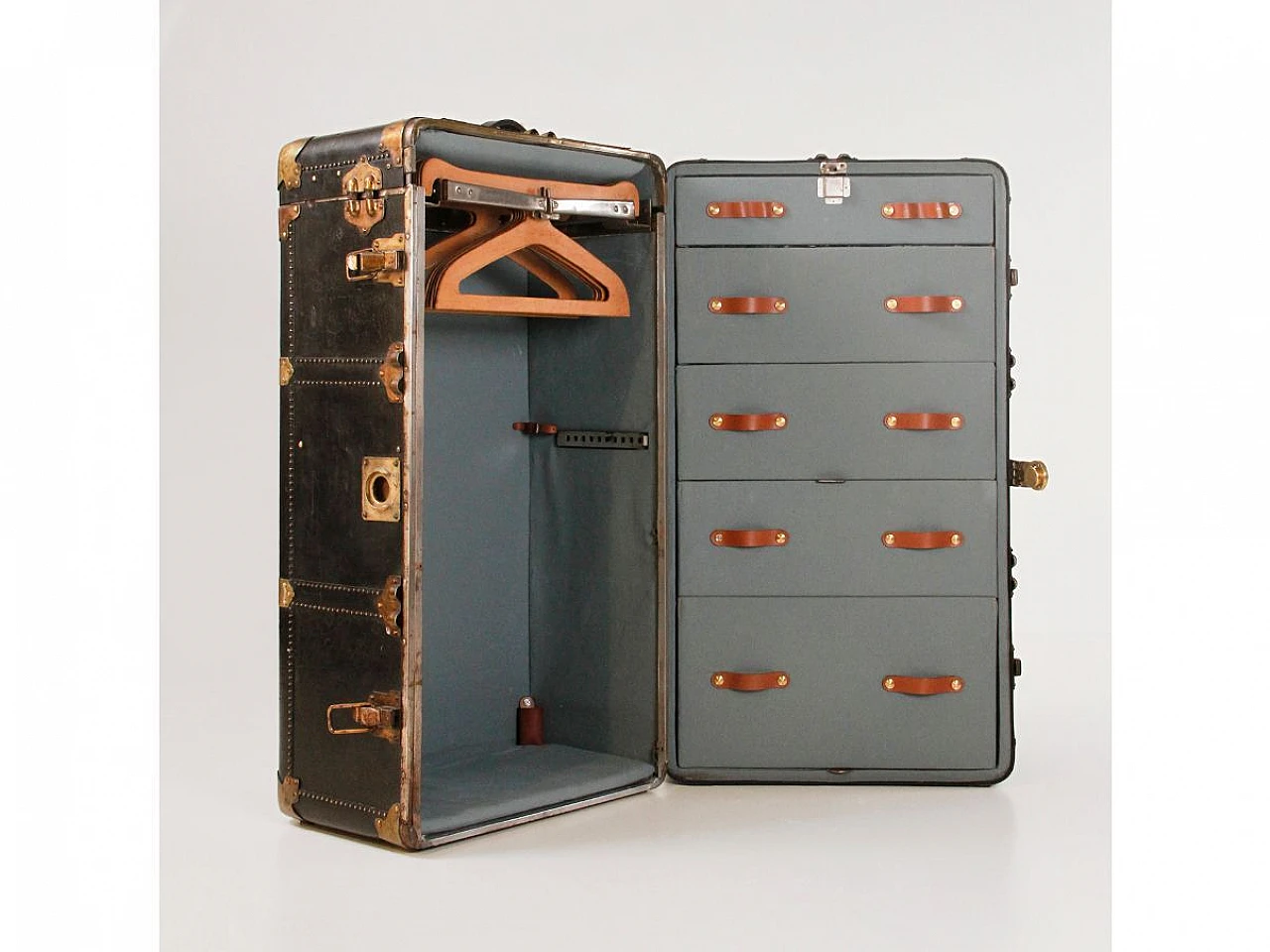 Wood, leather and metal travel trunk, 1940s 4