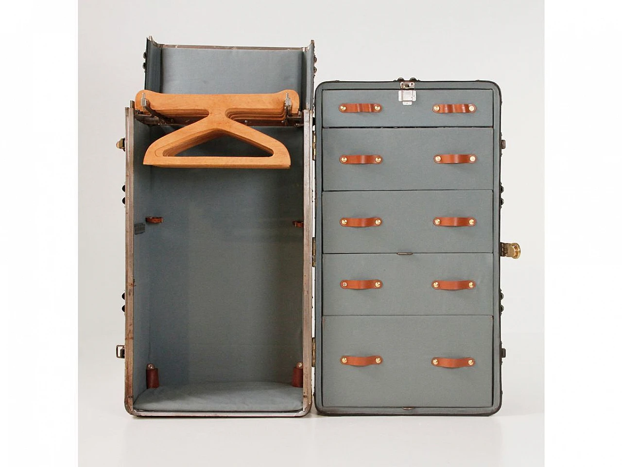 Wood, leather and metal travel trunk, 1940s 5