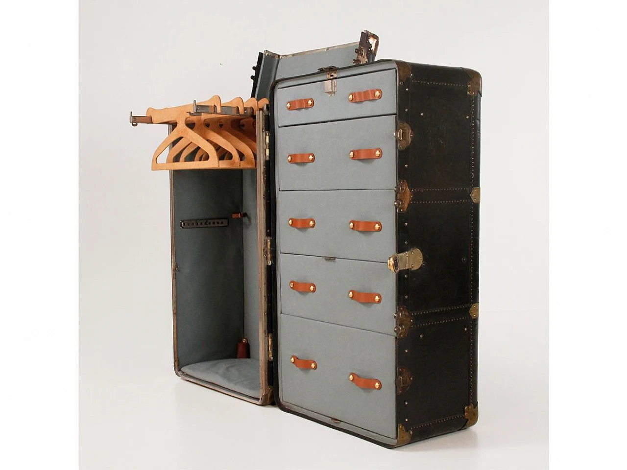 Wood, leather and metal travel trunk, 1940s 6