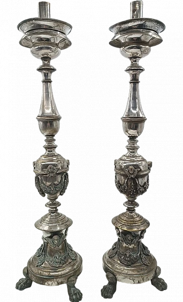 Coppia di candelieri Impero in metallo argentato, inizio '800