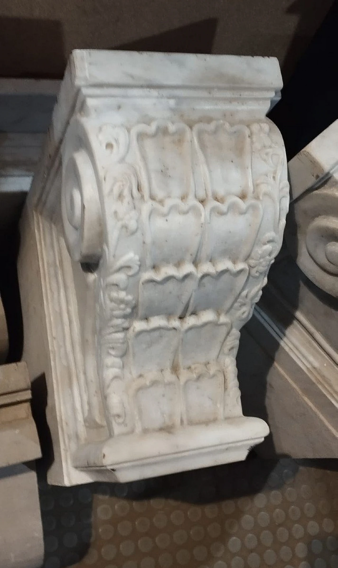 Pair of white Carrara marble corbels, 18th century 3