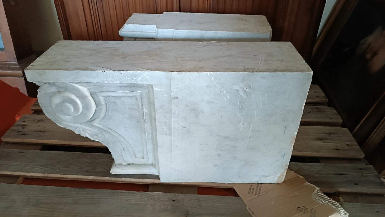 Pair of white Carrara marble corbels, 18th century 4