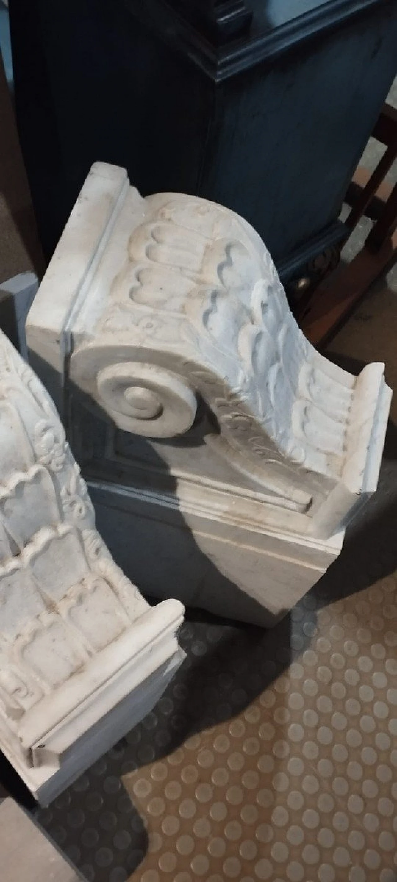 Pair of white Carrara marble corbels, 18th century 5