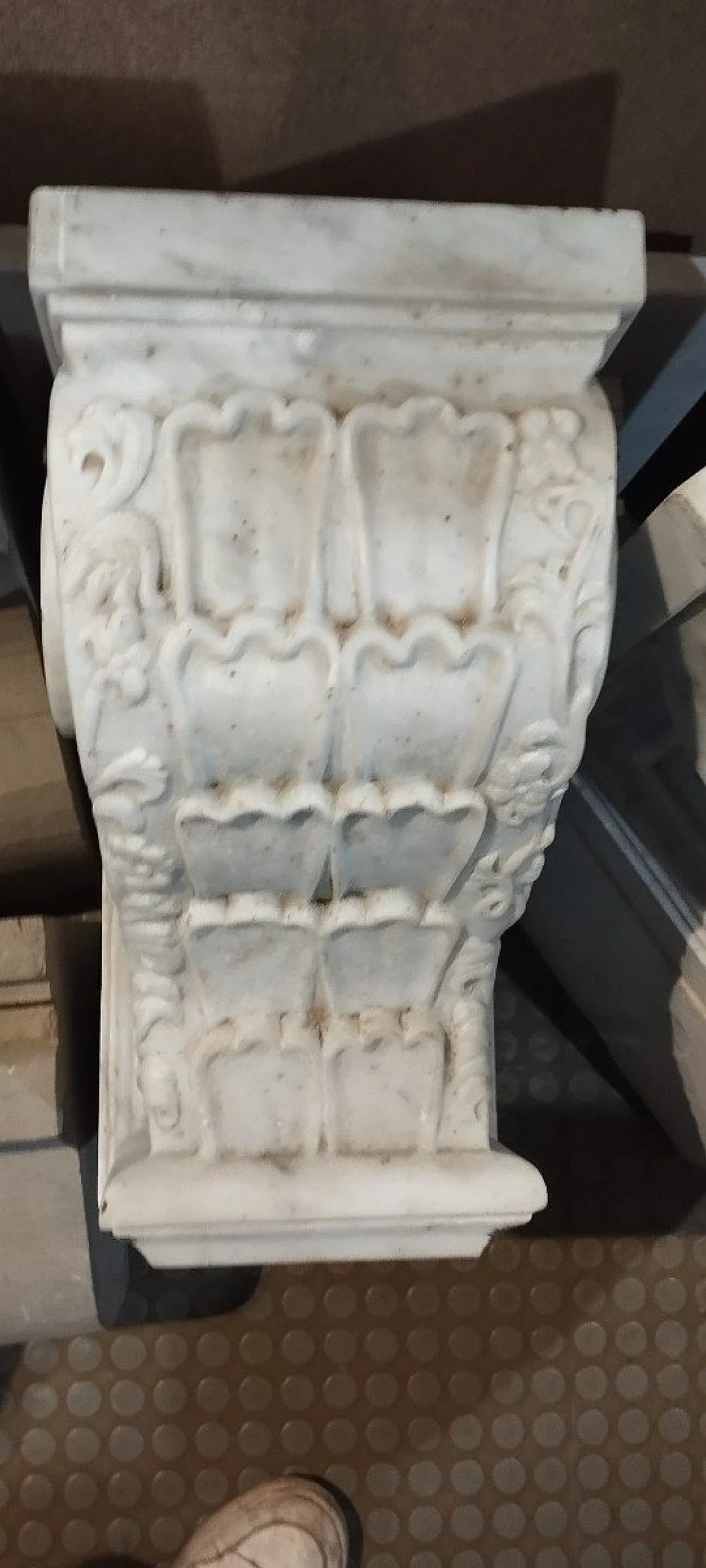 Pair of white Carrara marble corbels, 18th century 7