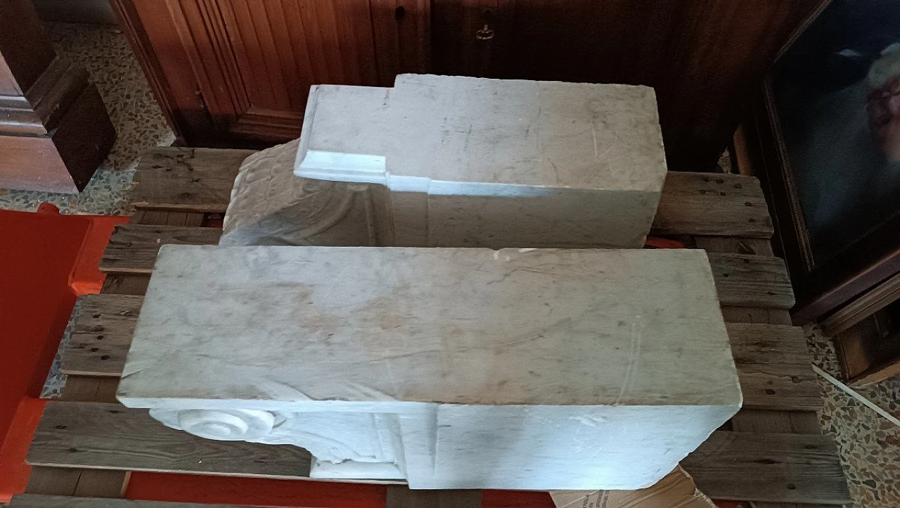 Pair of white Carrara marble corbels, 18th century 8