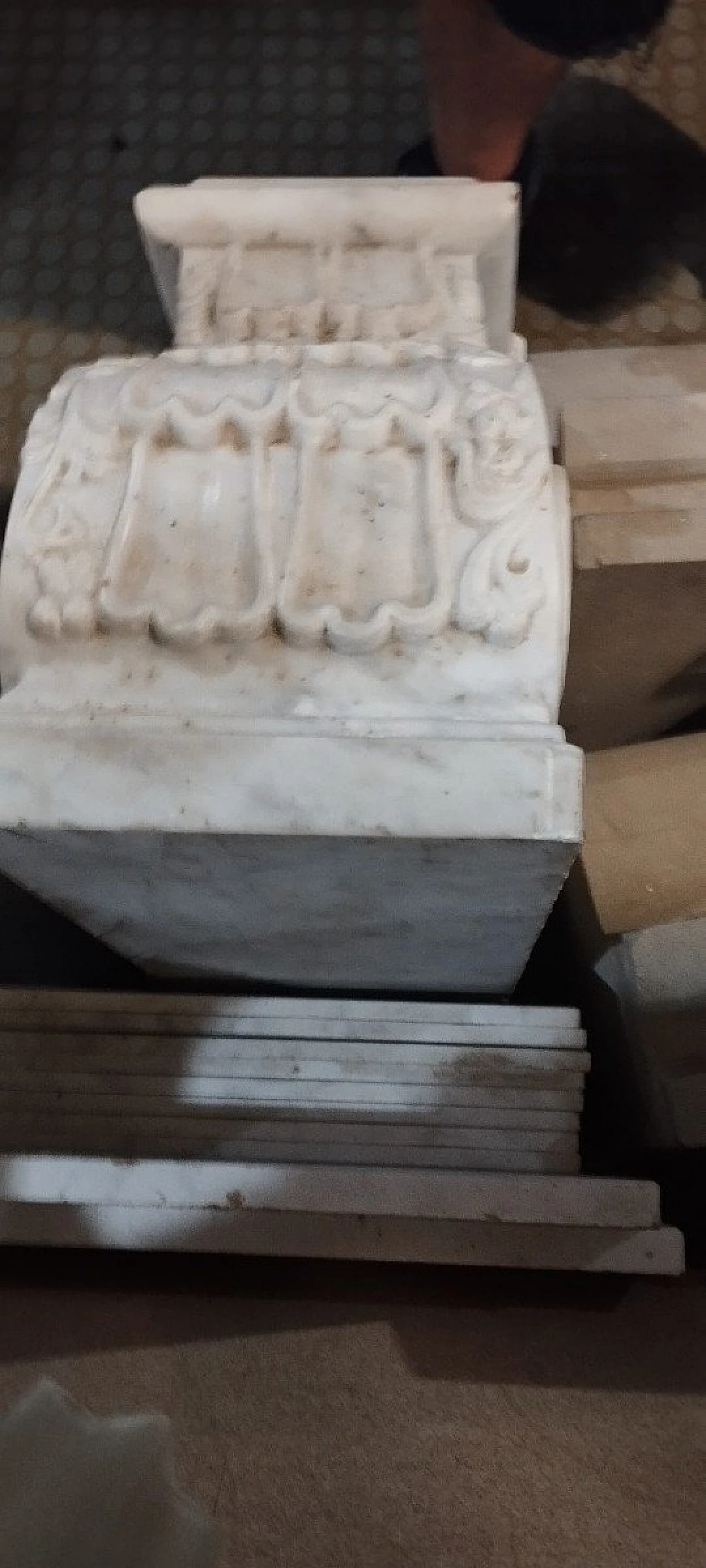 Pair of white Carrara marble corbels, 18th century 9