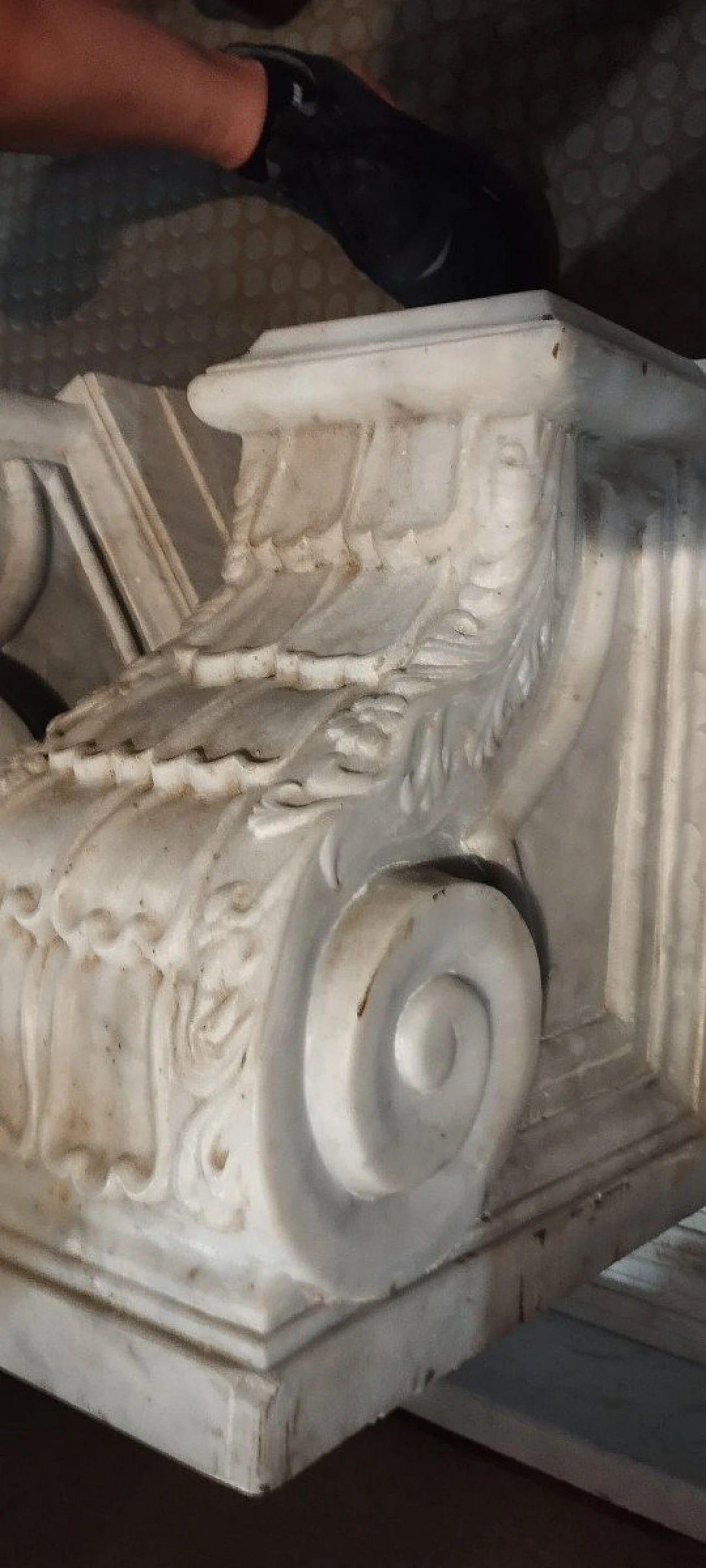 Pair of white Carrara marble corbels, 18th century 10