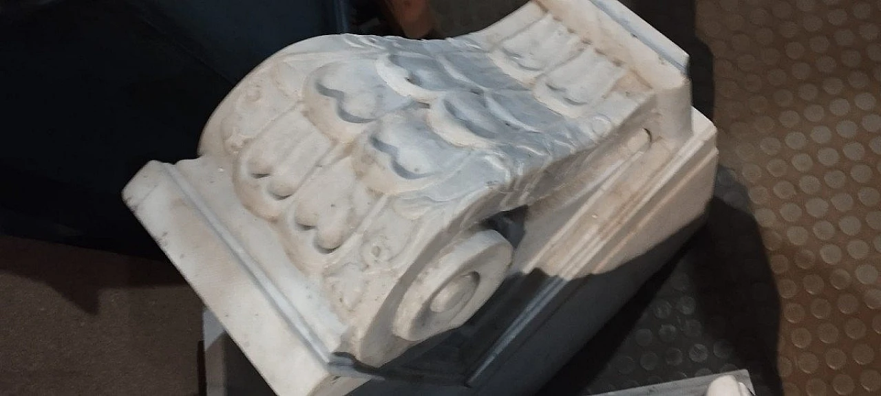 Pair of white Carrara marble corbels, 18th century 11