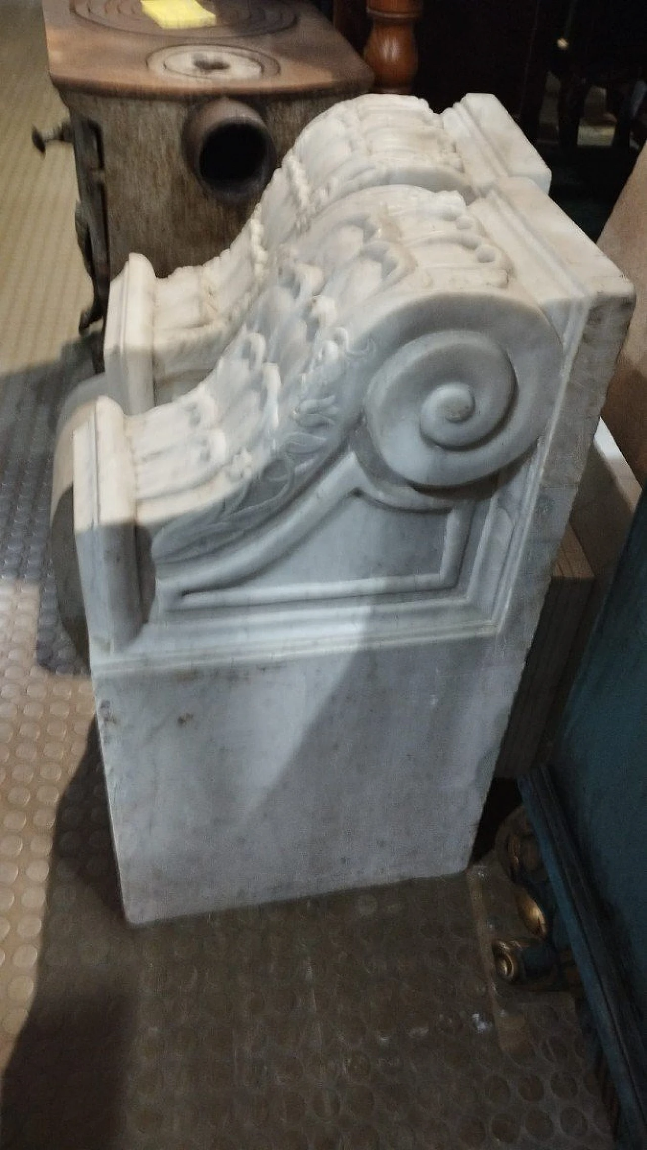 Pair of white Carrara marble corbels, 18th century 12