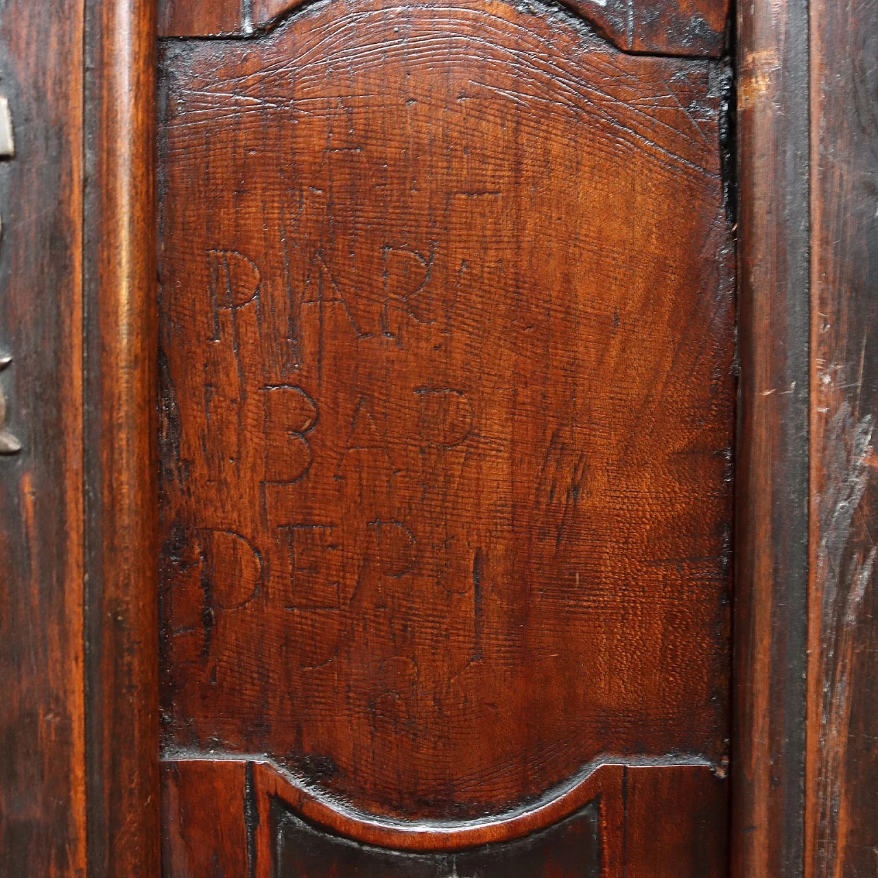 Credenza bipartita in noce intagliato di J. Baptiste Depouez, '700 6